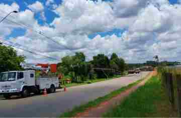 Batidas de veículos geraram 3,6 mil substituições de postes no Paraná em 2025, aponta Copel